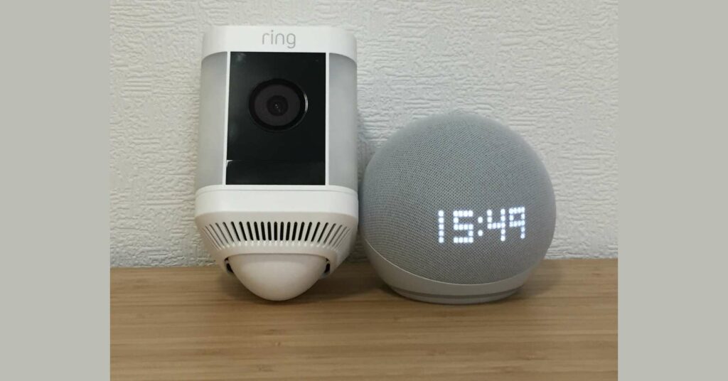 Ring Spotlight Cam PlusとEcho Dotのサイズ比較
